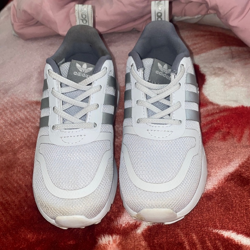 8k white and grey shoes